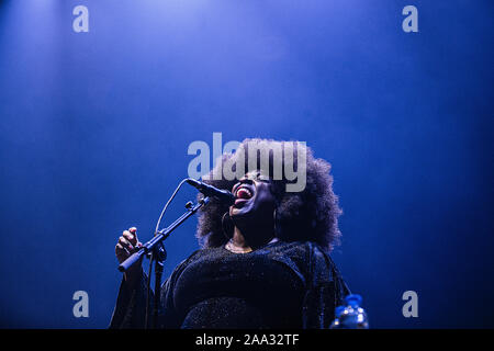 Kopenhagen, Dänemark. Nov, 2019 18. Der englische Sänger und Songwriter Yola führt ein Live Konzert in KB Hallen in Frederiksberg. (Foto: Gonzales Foto/Peter Troest/Alamy Live News). Stockfoto