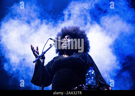 Kopenhagen, Dänemark. Nov, 2019 18. Der englische Sänger und Songwriter Yola führt ein Live Konzert in KB Hallen in Frederiksberg. (Foto: Gonzales Foto/Peter Troest/Alamy Live News). Stockfoto