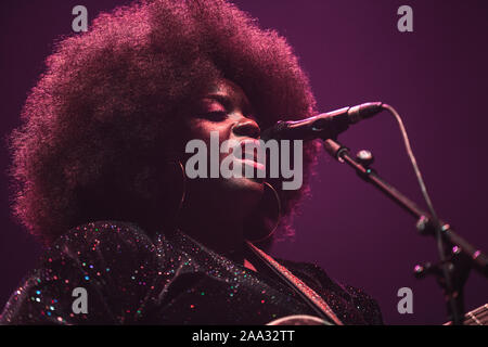 Kopenhagen, Dänemark. Nov, 2019 18. Der englische Sänger und Songwriter Yola führt ein Live Konzert in KB Hallen in Frederiksberg. (Foto: Gonzales Foto/Peter Troest/Alamy Live News). Stockfoto