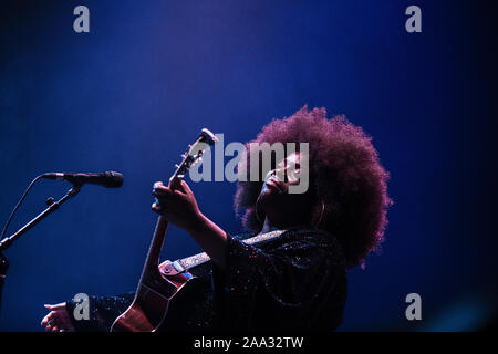 Kopenhagen, Dänemark. Nov, 2019 18. Der englische Sänger und Songwriter Yola führt ein Live Konzert in KB Hallen in Frederiksberg. (Foto: Gonzales Foto/Peter Troest/Alamy Live News). Stockfoto