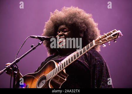 Kopenhagen, Dänemark. Nov, 2019 18. Der englische Sänger und Songwriter Yola führt ein Live Konzert in KB Hallen in Frederiksberg. (Foto: Gonzales Foto/Peter Troest/Alamy Live News). Stockfoto