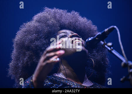 Kopenhagen, Dänemark. Nov, 2019 18. Der englische Sänger und Songwriter Yola führt ein Live Konzert in KB Hallen in Frederiksberg. (Foto: Gonzales Foto/Peter Troest/Alamy Live News). Stockfoto