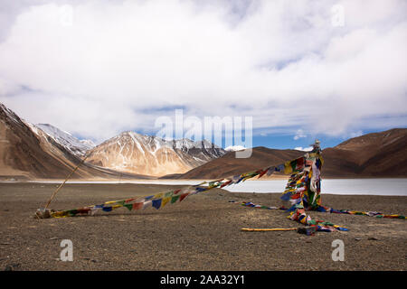 Gebetsfahnen für Segen am Aussichtspunkt mit Himalaya Berge und Pangong Tso hohe Gräser See während der Wintersaison im Leh in Ladakh Jammu und Kash Stockfoto