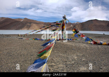 Gebetsfahnen für Segen am Aussichtspunkt mit Himalaya Berge und Pangong Tso hohe Gräser See während der Wintersaison im Leh in Ladakh Jammu und Kash Stockfoto