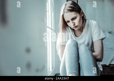 Deprimiert junge Frau mit schweren gesundheitlichen Problemen Stockfoto