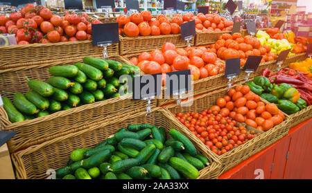 Essen Gemüse mit leeren Preis Etiketten. Verschiedene frische reife Gurken, Tomaten, Paprika und andere landwirtschaftliche Produkte im Marktplatz Verkauf Stockfoto