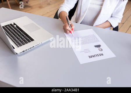 Nahaufnahme des Resume Verlegung auf dem Büro Tisch vor HR. Stockfoto