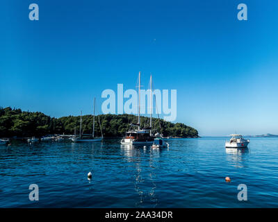 Foto der Segelboote in das ruhige Meer in Cavtat, Kroatien. Travel Concept Stockfoto