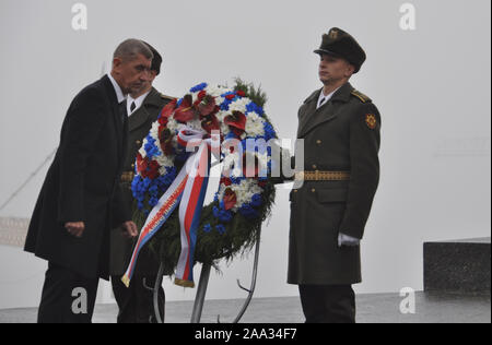 Kiew, Ukraine. Nov, 2019 19. Der tschechische Premierminister Andrej Babis legte Kranz am Grab des Unbekannten Soldaten in Kiew, Ukraine, heute, am Dienstag, 19. November 2019. PM Babis unterstützt die territoriale Integrität und Souveränität der Ukraine sowie den Reformkurs, die neue Führung des Landes verfolgt nach seinen Gesprächen mit dem Ukrainischen PM Oleksiy Honcharuk. Credit: Mailand Syrucek/CTK Photo/Alamy leben Nachrichten Stockfoto