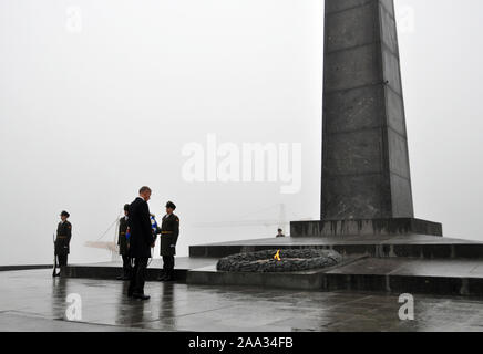 Kiew, Ukraine. Nov, 2019 19. Der tschechische Premierminister Andrej Babis legte Kranz am Grab des Unbekannten Soldaten in Kiew, Ukraine, heute, am Dienstag, 19. November 2019. PM Babis unterstützt die territoriale Integrität und Souveränität der Ukraine sowie den Reformkurs, die neue Führung des Landes verfolgt nach seinen Gesprächen mit dem Ukrainischen PM Oleksiy Honcharuk. Credit: Mailand Syrucek/CTK Photo/Alamy leben Nachrichten Stockfoto