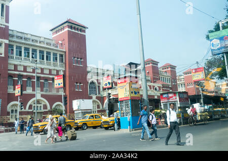 Howrah, West Bengal, Indien Mai 2019 - Außerhalb des Gebäudes von außen Eisenbahnknotenpunkt (Howrah Howrah Station), der größten und ältesten Eisenbahn Komplex in Ind Stockfoto