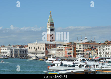 Grand Canal in San Marco mit Blick auf den Dogenpalast und der Glockenturm Campanile in Venedig - Italien. Stockfoto