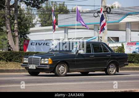 Chiangmai, Thailand - 28. Oktober 2019: Private alten Auto von Mercedes Benz 230 E. Foto an der Straße Nr. 1001 etwa 8 km von der Innenstadt von Chiang Mai Thailand. Stockfoto