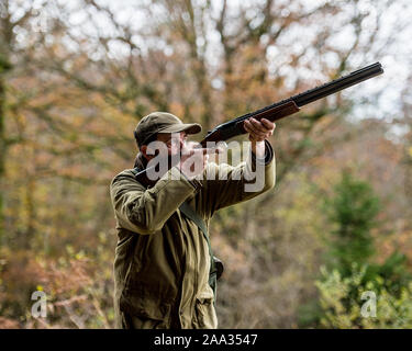 Mann schiessen mit Flinte Stockfoto