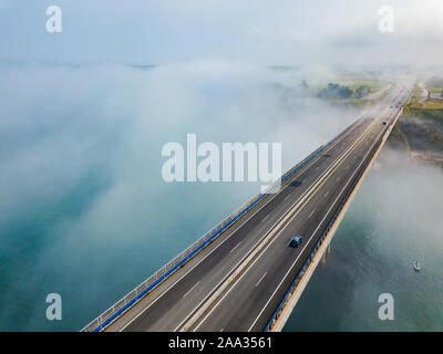 Luftaufnahme auf dos Santos Brücke bei Nebel und die Bucht. In der Nähe von Ribadeo im Norden Spaniens Stockfoto