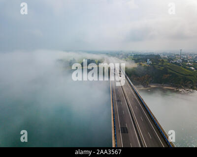 Luftaufnahme auf dos Santos Brücke bei Nebel und die Bucht. In der Nähe von Ribadeo im Norden Spaniens Stockfoto