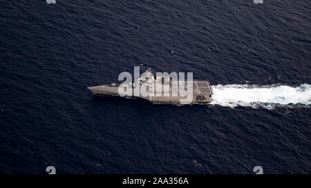 191118-N-YI 115-2020 SOUTH CHINA SEA (Nov. 18, 2019) Unabhängigkeit - Variante Littoral Combat Ship USS Gabrielle Giffords (LCS 10) Segeln durch das Südchinesische Meer. Gabrielle Giffords ist ein Drehungsfehler Bereitstellung zu INDOPACOM, die Durchführung von Operationen, Übungen und Zwischenstationen in der gesamten Region und der Rumpf-zu-Rumpf mit Verbündeten und Partner Seestreitkräfte maritime Sicherheit und Stabilität zu sorgen, die wichtigsten Grundpfeiler einer freien und offenen Indopazifik. (U.S. Marine Foto von Mass Communication Specialist 3. Klasse Josia J. Kunkle/Freigegeben) Stockfoto