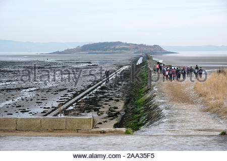 Edinburgh, Schottland, Großbritannien. 19. Nov 2019. School Party gehen über den Causeway nach Cramond Insel bei Ebbe mit Frost und Eis unter den Füßen, während eines kalten und frostigen Morgen. Quelle: Craig Brown/Alamy leben Nachrichten Stockfoto