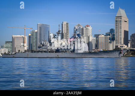 191118-N-SB 299-1119 SAN DIEGO (Nov. 18, 2019) Die Ticonderoga-Klasse Lenkwaffen-kreuzer USS Lake Erie (CG70) Transite San Diego Bay. Erie See zurück nach San Diego nach einer Bereitstellung in den USA 3 und 7 Flotte Bereiche für Maßnahmen zur Erhöhung der Sicherheit und Stabilität. (U.S. Marine Foto von Mass Communication Specialist 2. Klasse Alex Millar) Stockfoto