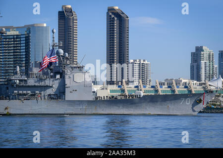 191118-N-SB 299-1150 SAN DIEGO (Nov. 18, 2019) Die Ticonderoga-Klasse Lenkwaffen-kreuzer USS Lake Erie (CG70) Transite San Diego Bay. Erie See zurück nach San Diego nach einer Bereitstellung in den USA 3 und 7 Flotte Bereiche für Maßnahmen zur Erhöhung der Sicherheit und Stabilität. (U.S. Marine Foto von Mass Communication Specialist 2. Klasse Alex Millar) Stockfoto