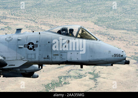 Ein US Air Force Pilot, zu der 355 Fighter Gruppe zugewiesen wurde, fliegt eine A-10 Thunderbolt II über das südliche Arizona, 29. April 2019. Der 355 Wing kürzlich integrierten rescue Vermögenswerte und Kampfflugzeuge eine tödliche und dynamische Kraft zu werden. (U.S. Air Force Foto: Staff Sgt. Betty R. Chevalier) Stockfoto