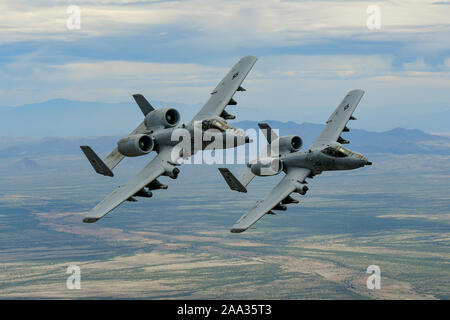 Zwei A-10 Thunderbolt IIs fliegen in Formation über das südliche Arizona, 29. April 2019. Die A-10 s zu der 355 Wing an Davis-Monthan Air Force, Arizona, das ist die Heimat einer Vielzahl von combat ready"-Flieger und Assets zugeordnet sind. (U.S. Air Force Foto: Staff Sgt. Betty R. Chevalier) Stockfoto