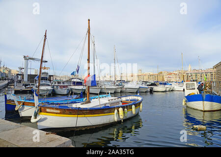 MARSEILLE, Frankreich-13 Nov 2019 - Blick auf die Sehenswürdigkeiten Vieux Port (alter Hafen) und Marina in Marseille, Frankreich. Stockfoto