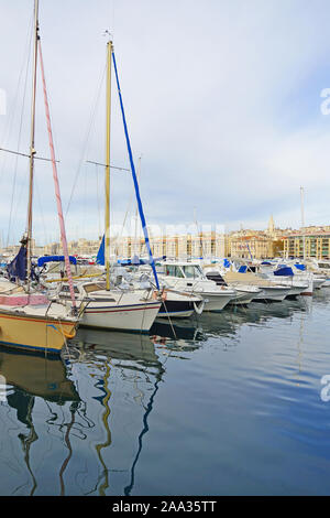 MARSEILLE, Frankreich-13 Nov 2019 - Blick auf die Sehenswürdigkeiten Vieux Port (alter Hafen) und Marina in Marseille, Frankreich. Stockfoto