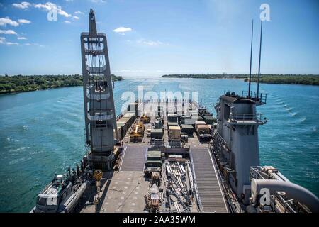 191113-N-HD 110-1119 Pearl Harbor (Nov. 13, 2019) Matrosen und Marines Mann die Schienen der Amphibischen dock Landung Schiff USS Harpers Ferry (LSD 49), wie das Schiff in Pearl Harbor eintrifft. Matrosen und Marines der Boxer Amphibious Ready Group (ARG) und der 11 Marine Expeditionary Unit (MEU) sind auf Harpers Ferry für eine regelmäßig geplanten Einsatz begonnen. (U.S. Marine Foto von Mass Communication Specialist 3. Klasse Danielle A. Baker) Stockfoto