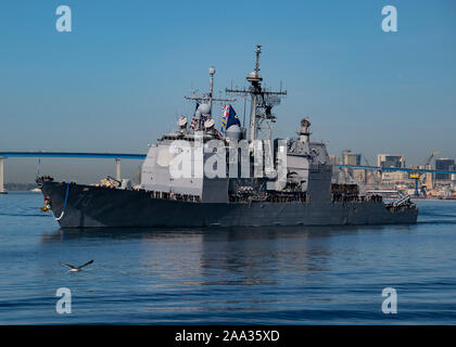 SAN DIEGO - (Nov. 18, 2019) Die Ticonderoga-Klasse Lenkwaffen-kreuzer USS Lake Erie (CG70) Transite San Diego Bay. Erie See zurück nach San Diego nach einer Bereitstellung in den USA 3 und 7 Flotte Bereiche für Maßnahmen zur Erhöhung der Sicherheit und Stabilität. (U.S. Marine Foto von Mass Communication Specialist 1. Klasse Woody S. Paschall) Stockfoto
