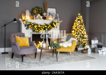 Blured foto Wohnzimmer Dekoration für Weihnachten über Weihnachten am Kamin stehen. Stockfoto