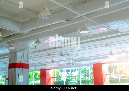 Luftleitung, Klimaanlage, Sprinkleranlage und Verkabelung. Gebäude Interieur. Decke Leuchte Licht mit geöffnet. Innenarchitektur. Glas Stockfoto