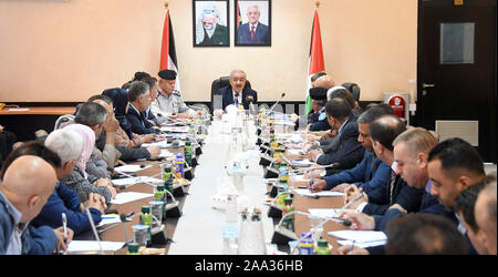 Ramallah, West Bank, Palästina. Nov, 2019 19. Dem palästinensischen Ministerpräsidenten Mohammad Ishtayeh, Stühle eine Sitzung des Obersten Rates der zivilen Verteidigung, in der West Bank Stadt Ramallah, am 19. November 2019 Credit: Prime Minister Office/APA-Images/ZUMA Draht/Alamy leben Nachrichten Stockfoto