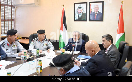 Ramallah, West Bank, Palästina. Nov, 2019 19. Dem palästinensischen Ministerpräsidenten Mohammad Ishtayeh, Stühle eine Sitzung des Obersten Rates der zivilen Verteidigung, in der West Bank Stadt Ramallah, am 19. November 2019 Credit: Prime Minister Office/APA-Images/ZUMA Draht/Alamy leben Nachrichten Stockfoto