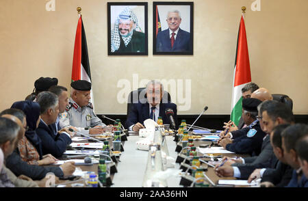 Ramallah, West Bank, Palästina. Nov, 2019 19. Dem palästinensischen Ministerpräsidenten Mohammad Ishtayeh, Stühle eine Sitzung des Obersten Rates der zivilen Verteidigung, in der West Bank Stadt Ramallah, am 19. November 2019 Credit: Prime Minister Office/APA-Images/ZUMA Draht/Alamy leben Nachrichten Stockfoto