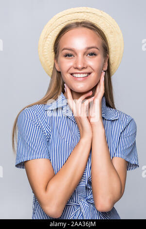 Junge Frau mit Strohhut auf weißem Hintergrund Stockfoto