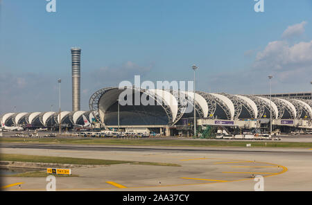 BANGKOK THAILAND - NOVEMBER 2019. Suvarnabhumi Airport ist einer der beiden internationalen Flughäfen in Bangkok, Thailand. Der Flughafen ist in Bang entfernt Stockfoto