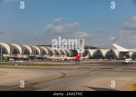 BANGKOK THAILAND - NOVEMBER 2019. Suvarnabhumi Airport ist einer der beiden internationalen Flughäfen in Bangkok, Thailand. Der Flughafen ist in Bang entfernt Stockfoto