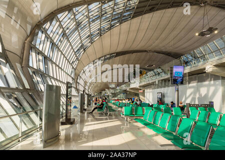 BANGKOK THAILAND - NOVEMBER 2019. Die bahnhofshalle von Suvarnabhumi Airport, entworfen von Helmut Jahn ist der weltweit drittgrößte single-Gebäude flughafen Stockfoto