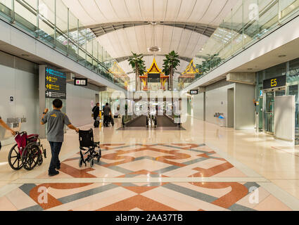 BANGKOK THAILAND - NOVEMBER 2019. Die bahnhofshalle von Suvarnabhumi Airport, entworfen von Helmut Jahn ist der weltweit drittgrößte single-Gebäude flughafen Stockfoto