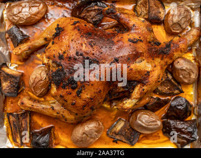 Appetitlich Huhn gebacken mit Kartoffeln und Süßkartoffeln Stockfoto