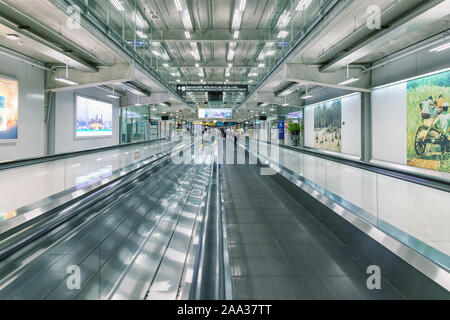 BANGKOK THAILAND - NOVEMBER 2019. Die bahnhofshalle von Suvarnabhumi Airport, entworfen von Helmut Jahn ist der weltweit drittgrößte single-Gebäude flughafen Stockfoto