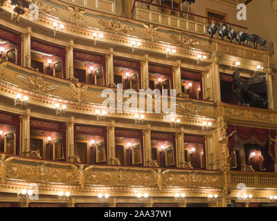 Interieur mit Gold, Beleuchtung und Dekoration in den Ställen Balkonen der Nationaltheater Národní divadlo, in der Hauptstadt Prag, Tschechische Republik Stockfoto