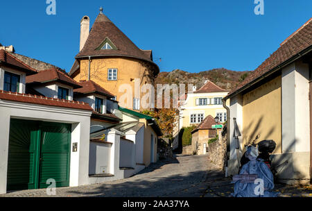 Ein Blick entlang der Hauptstraße der Stadt Durnstein, Österreich. Stockfoto