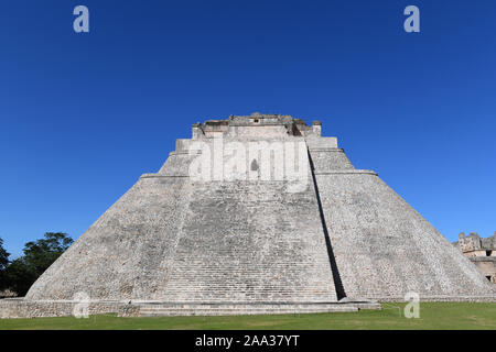 Pyramide des Zauberers in Uxmal, einer alten Maya Stadt der klassischen Periode in der puuc Region der östlichen Halbinsel Yucatan, Mexiko Stockfoto