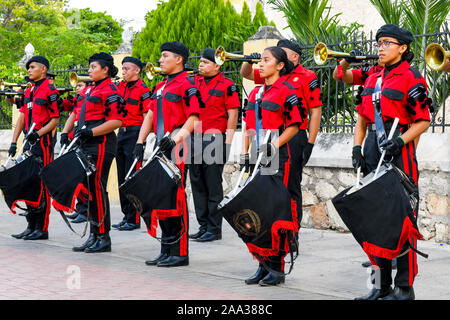 Marching Band Schlagzeug spielen auf Revolution Tag, Merida Stockfoto