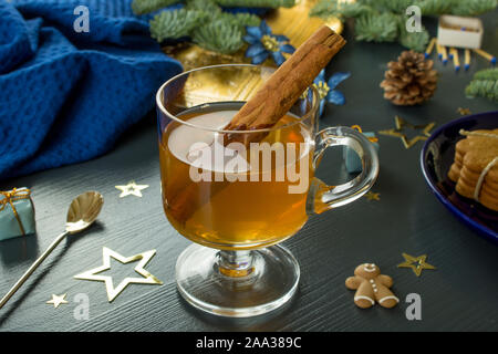 Essen Fotografie und flach auf eine festliche Weihnachten Tabelle in Blau und Gold Stockfoto