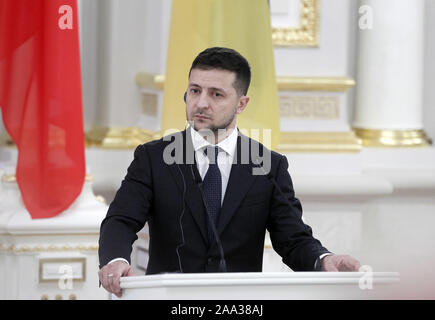 Kiew, Ukraine. Nov, 2019 19. Präsident der Ukraine VOLODYMYR ZELENSKIY spricht mit den Medien während einer Pressekonferenz mit der Tschechischen Republik Premierminister, nach einem Treffen in Kiew, Ukraine, am 19. November 2019. Credit: Serg Glovny/ZUMA Draht/Alamy leben Nachrichten Stockfoto