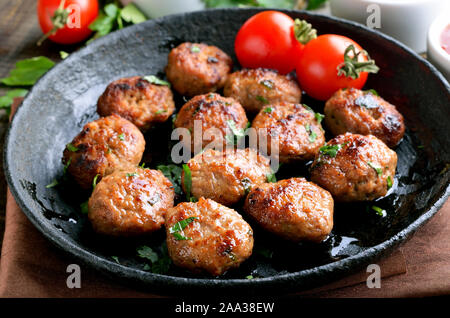 Hausgemachte Schnitzel aus Hackfleisch/Faschiertem in der Pfanne, Ansicht schließen Stockfoto