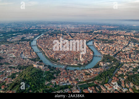 Antenne drone Schuß Ansicht der Stadt von Verona mit Etsch um Stockfoto